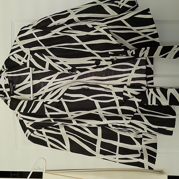 Pantsuit size 12 worn a few times. Excellent condition. - Picture 2 of 5